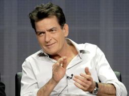 Consideran que Charlie Sheen está tan mal de la cabeza que no debe tener a sus hijos. ARCHIVO /