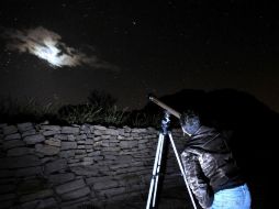 Los aficionados al universo llegaron con sus telescopios a observar las estrellas a Ciudad Universitaria. ARCHIVO /