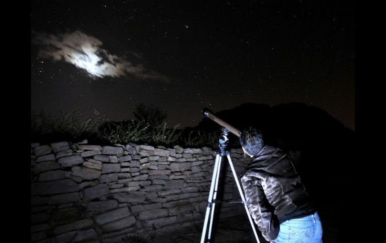 Los aficionados al universo llegaron con sus telescopios a observar las estrellas a Ciudad Universitaria. ARCHIVO /