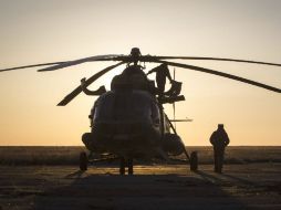 Miembros del equipo de verificación del helicóptero a su llegada a Zhezkazgan, Kazajstán. EFE /