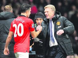 David Moyes celebró con el holandés Robin Van Persie la victoria que colocó a los de Old Trafford AFP /