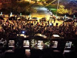 Una imagen publicada por Alfredo Flores, amigo videoproductor de Bieber, muestra a las fans detrás de vallas. ESPECIAL /