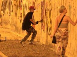 Justin Bieber fue sorprendido cuando pintaba grafitis en el muro de un hotel abandonado en Río de Janeiro. ESPECIAL /