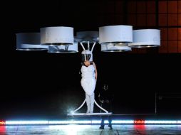 El vestido opera con baterías y cuenta con seis brazos en forma hexagonal. EFE /