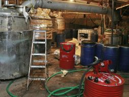 Localizan utensilios y bidones que contenían químicos y solventes para la elaboración de droga sintética. ARCHIVO /