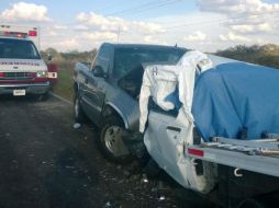 Bomberos y Protección Civil realizaron maniobras para la liberación de los cuerpos. ESPECIAL /