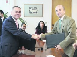 Unidos por la salud, Gabriel Jaime O'shea y José Antonio Gonzales Anaya, durante la firma del convenio  /