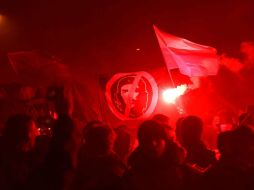 Participantes en la ''Marcha de Independencia'' encienden bengalas en la calle Pulawska, en Polonia. ARCHIVO /
