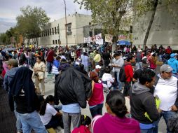 Los maestros disidentes se concentraron por tres horas en las inmediaciones de las oficinas del SAT. SUN /