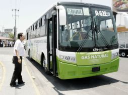 Los autobuses que consumen gas natural generan menos gases efecto invernadero. ARCHIVO /