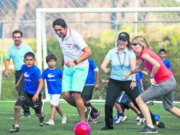 El Tiburón Ramírez conduce el esférico, acompañado de Chistin EL INFORMADOR /