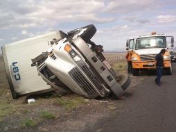 Imagen de uno de los trailers volcados donde el conductor resultó lesionado. ESPECIAL /
