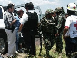 La zona es acordonada por elementos del Operativo Guerrero Seguro para levantar los cuerpos. ARCHIVO /