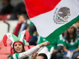 Una niña mueve la Bandera Mexicana tras el triunfo del Tri. MEXSPORT /