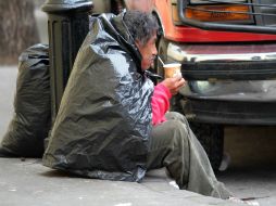 Invitan a los indigentes a trasladarse a un albergue para pasar la noche en un lugar seguro y cálido. NTX /