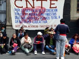 Integrantes de la CNTE, estuvieron también afuera de la Secretaría de Educación Pública. SUN /