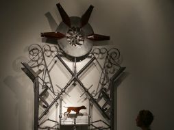 Estos materiales representan un estado mental diferente del artista, pues se ve una guitarra o una clave de sol en estructuras. AP /