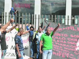 Estudiantes de la Normal de Ayotzinapa, protestan afuera del Congreso estatal, en Chilpancingo. NTX /