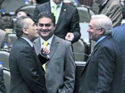 Manlio Fabio Beltrones, dialoga con Marco Antonio Bernal, al concluir la sesión en la que se aprobó el Presupuesto del año entrante. NTX /