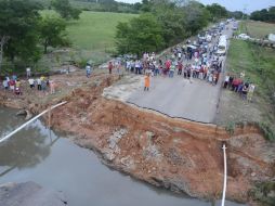 Se registró  el colapsó de un puente que atravesaba el arroyo ''Reyes'' en el municipio de Macuspana, Tabasco. NTX /