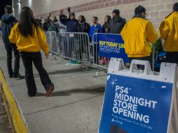 Fanáticos de los videojuegos hacen fila en EU para adquirir su PlayStation 4, la nueva consola de Sony. AFP /