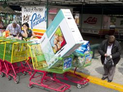 La gente aprovechó las facilidades de pago para adquirir productos en el primer día de El Buen Fin. NTX /