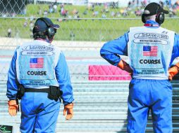 Comisionados de pista observan la segunda práctica del viernes en el circuito de Austin. AP /