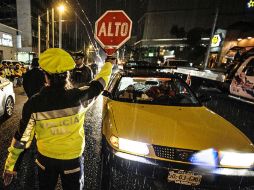 La luvia causó el retiro temprano de por lo menos un punto de revisión.  /