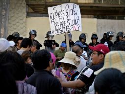 Trabajadores de la CNTE se manifestaron en las instalaciones de una televisora en Avenida Chapultepec. SUN /