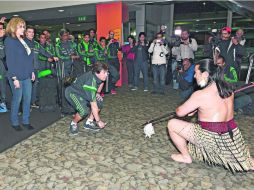 Miguel Herrera fue el encargado de interactuar en el arribo del Tricolor a Wellington. NTX /