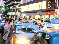 El centro de Guadalajara se llenó de automovilistas y transeúntes durante la tarde del sábado a causa de El Buen Fin.  /