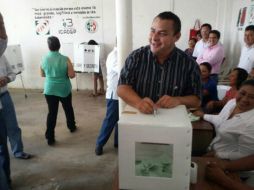 Erubiel Alonso Que al momento de emitir su voto en su natal Balancan, comparte vía Twitter @Feer_Charro. ESPECIAL /