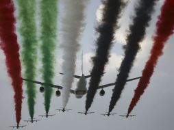 Un avión Airbus A380, propiedad de Emirates, y la brigada Al Fursan realizan una exhibición. EFE /