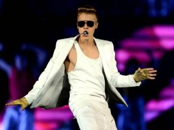 Bieber pidió perdón a través de su cuenta de Twitter y se excusó diciendo que creyó que se trataba de una camiseta. ARCHIVO /