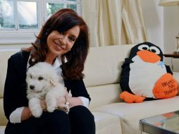 Cristina Fernández apareció hoy en un video tras 40 días de reposo y se reincorporó a sus actividades oficiales. AFP /