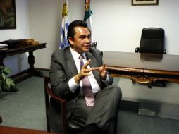 El embajador de México en Uruguay, Felipe Enríquez, habla durante una entrevista en la sede de la embajada, en Montevideo. EFE /