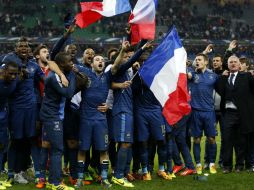 Jugadores franceses celebran la victoria de su equipo ante Ucrania durante un partido por el repechaje al mundial. EFE /