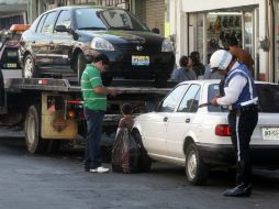 La multa por estacionarse en lugares preferenciales es de seis mil 880 pesos. ARCHIVO /