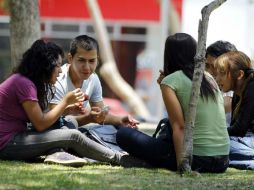La mayoría de consumidores de tabaco empieza a fumar durante la adolescencia. ARCHIVO /