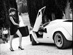 La modelo italiana Antonia Dell’Atte colaboró con el fotógrafo Helmut Newton para estos retratos tomados en la primavera de 1985. EFE /