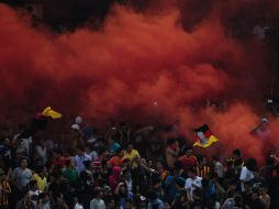 Humo de color rojo, negro y amarillo cubrió la parte de la portería norte del Estadio Jalisco; habrá sanciones. MEXSPORT /