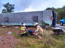 Elementos de Protección Civil auxilian a un herido. ESPECIAL /