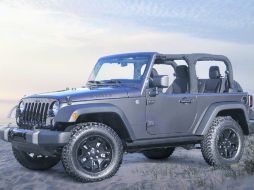 Llantas especiales todoterreno y un kit con guantes para situaciones de remolque.  /