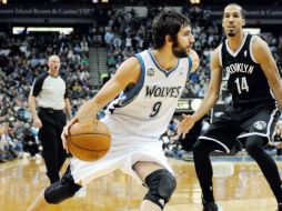 El jugador de los Timberwolves Ricky Rubio (i) disputa el balón con Shaun Livingston (d) en el juego ante los Nets de Brooklin. EFE /