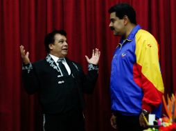 'Excelente, buen regalo. Le agradezco en nombre de toda Venezuela su visita. Es muy querido y apreciado en Venezuela' comentó Maduro. AFP /
