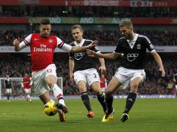Olivier Giroud aprovechó un error increíble del arquero para anotar el primero de sus dos goles. AFP /
