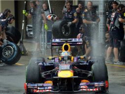 Vettel no afloja ni en el último Gran Premio. Alcanzó la pole position y además pone listón alto para el resto de los pilotos. AFP /