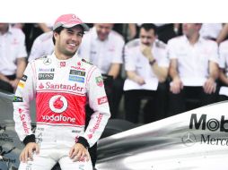 Pérez, que chocó en la segunda ronda de calificación, se tomó la foto oficial de McLaren para despedir a Vodafone como patrocinador. AP /