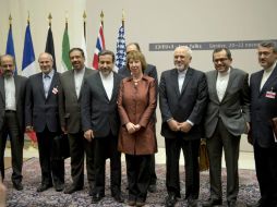 Los negociadores de EU, Rusia, China, Alemania, Gran Bretaña y Francia, durante la firma del acuerdo en Ginebra. EFE /