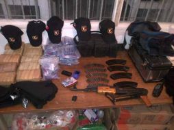Al detenido se le incautaron armas, cartuchos, mariguana, envoltorios de droga, celulares y cachuchas del grupo delictivo. ESPECIAL /